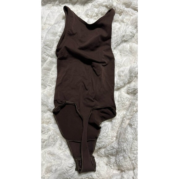 Skims Seamless Sculpt Scoop Neck Thong Bodysuit in cocoa - Picture 3 of 3